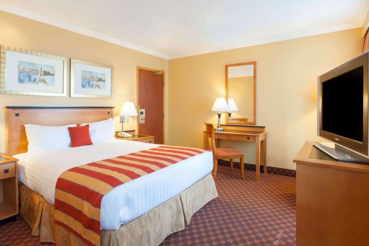 Howard Johnson By Wyndham Vancouver Downtown Esterno foto