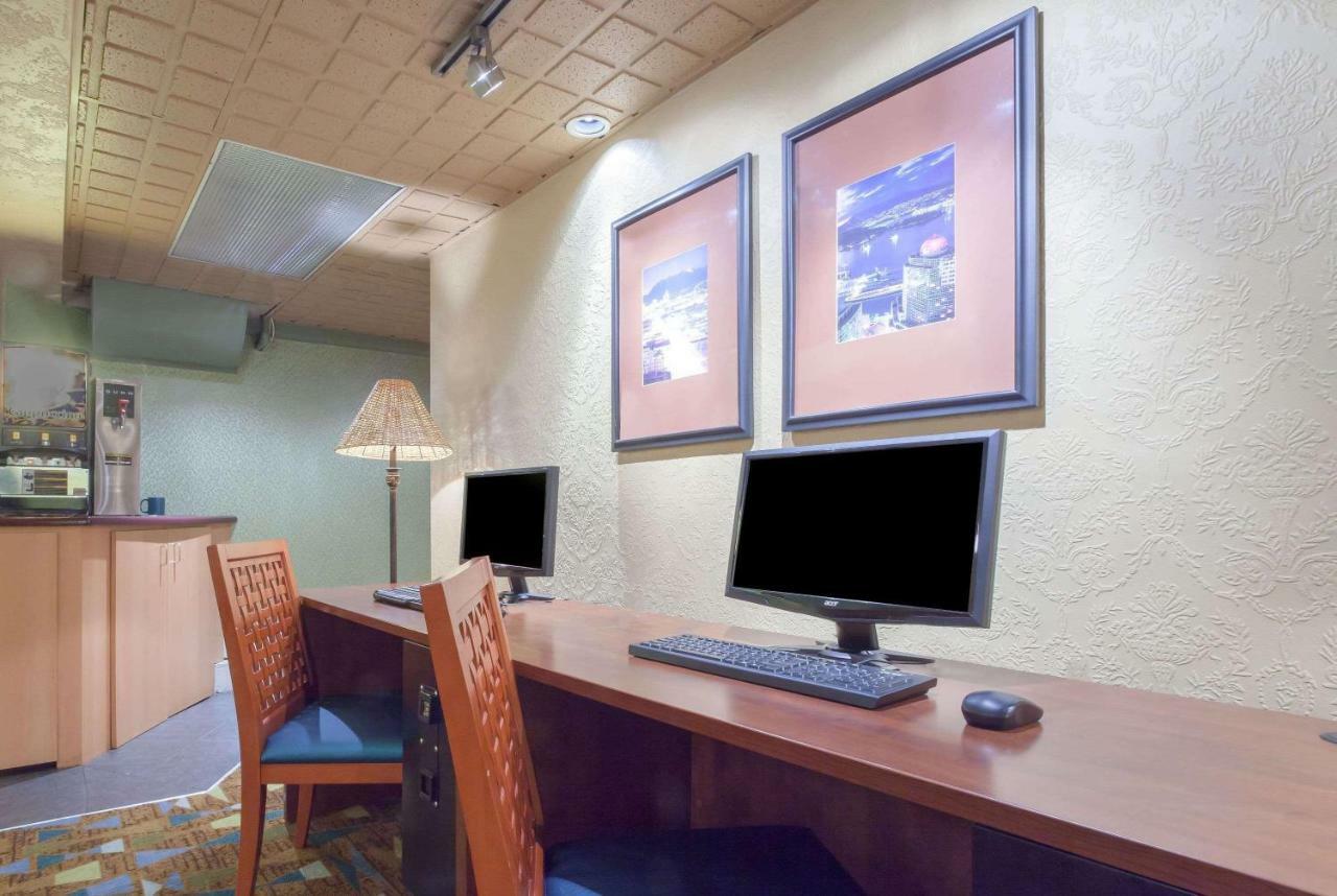 Howard Johnson By Wyndham Vancouver Downtown Esterno foto